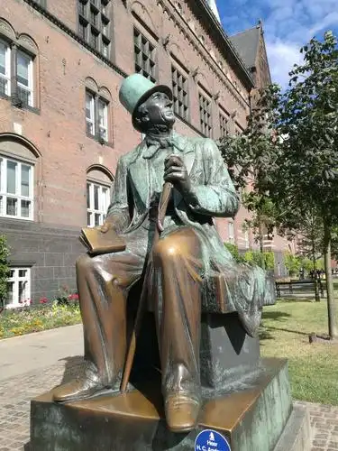 丹麦安徒生铜像 安徒生全世界儿童心中的故事大王)