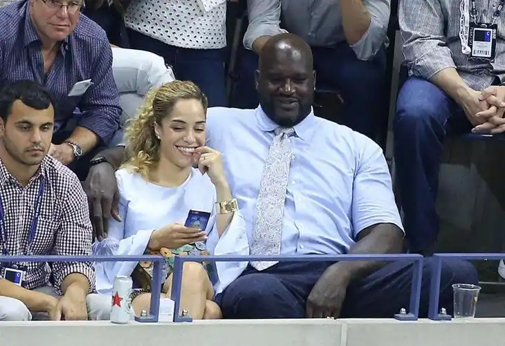 组图奥尼尔携女友观战美网面带笑容略显羞涩