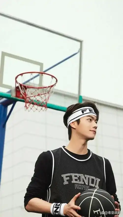 看看男明星们打篮球的精彩瞬间,太帅了,太迷人了!