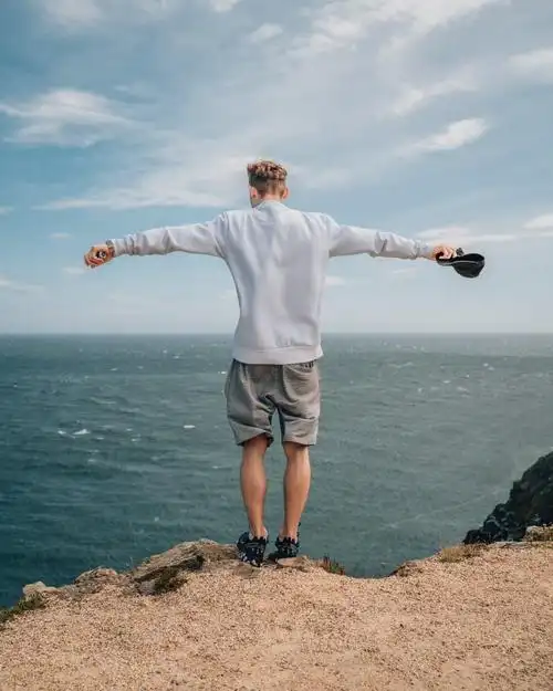 海边放飞自我背影图片