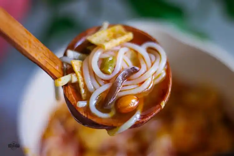 怎么煮螺蛳粉(详解正宗螺蛳粉的做法和技巧)