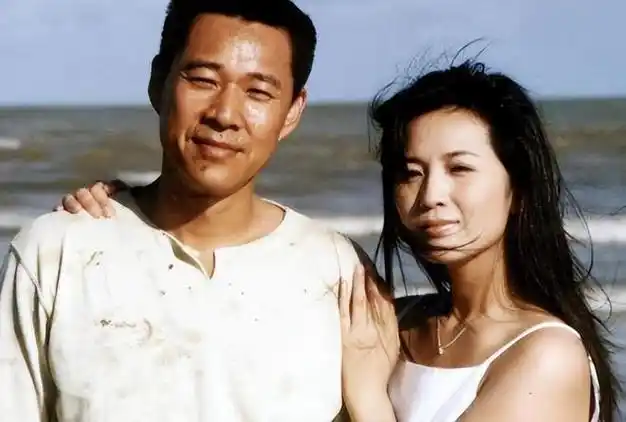 67岁张丰毅与好友聚餐分喝矿泉水引质疑网友猜瓶中装茅台酒