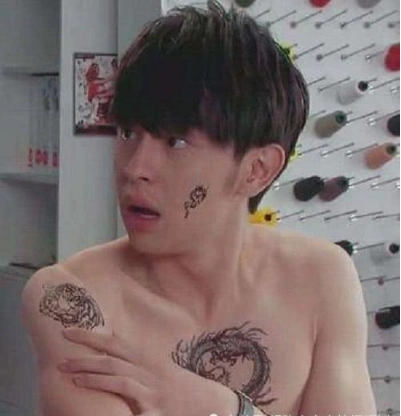 同样是纹身:陈旭的霸气,邓伦的心酸,而他的却是暗藏往事
