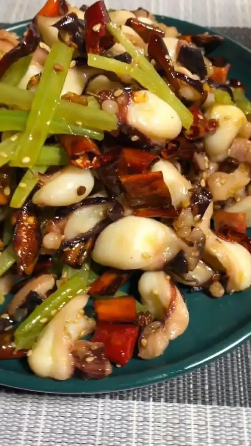 辣炒章鱼足出锅,香气扑鼻,这菜你能整几两酒