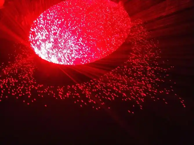 里面是红色的激光,光影变化也是很适合拍迷离的照片了