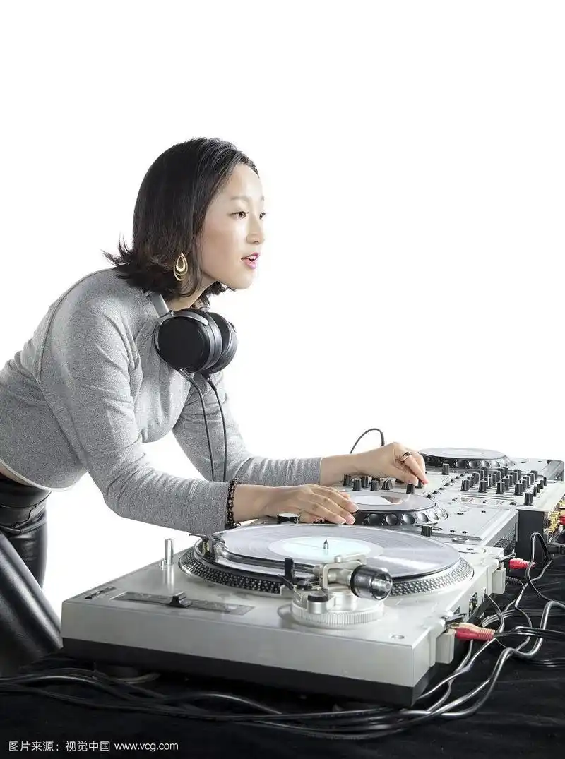 打碟的年轻女dj