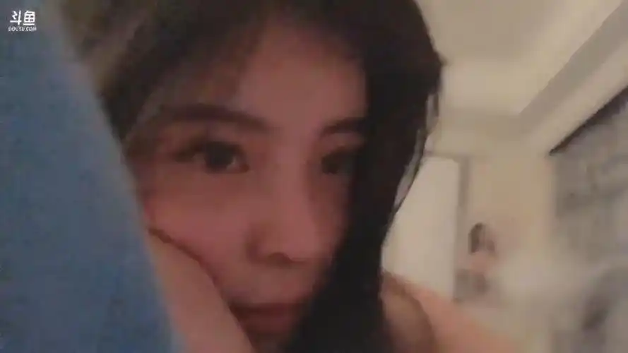 斗鱼女神主播《苏恩》直播「走光」流出!禁播3月回归!