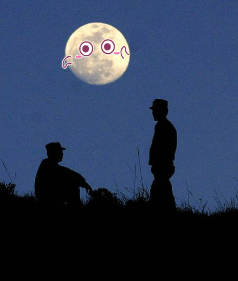 国庆长假"撞上"中秋节 天空的圆月给兵哥哥来作伴