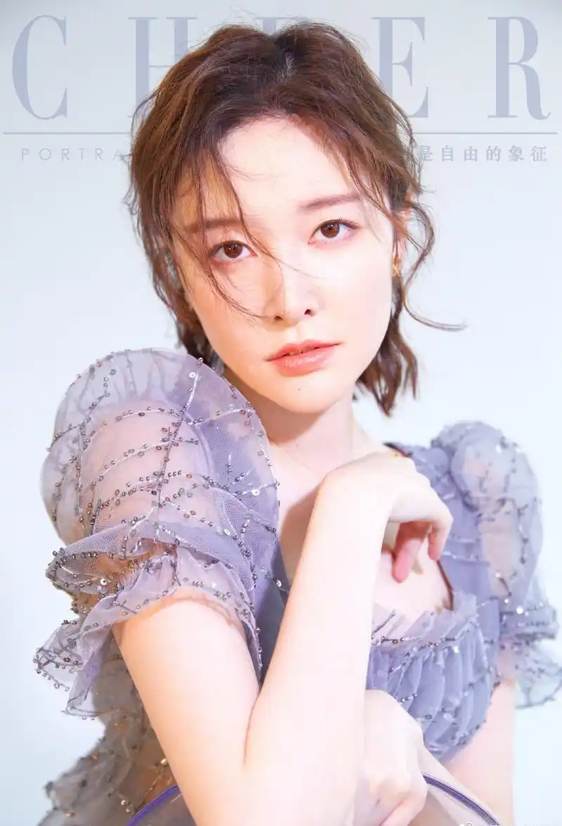 原创崔心心晒时尚封面写真 大长腿逆天仙气十足 网友直呼被萌化了