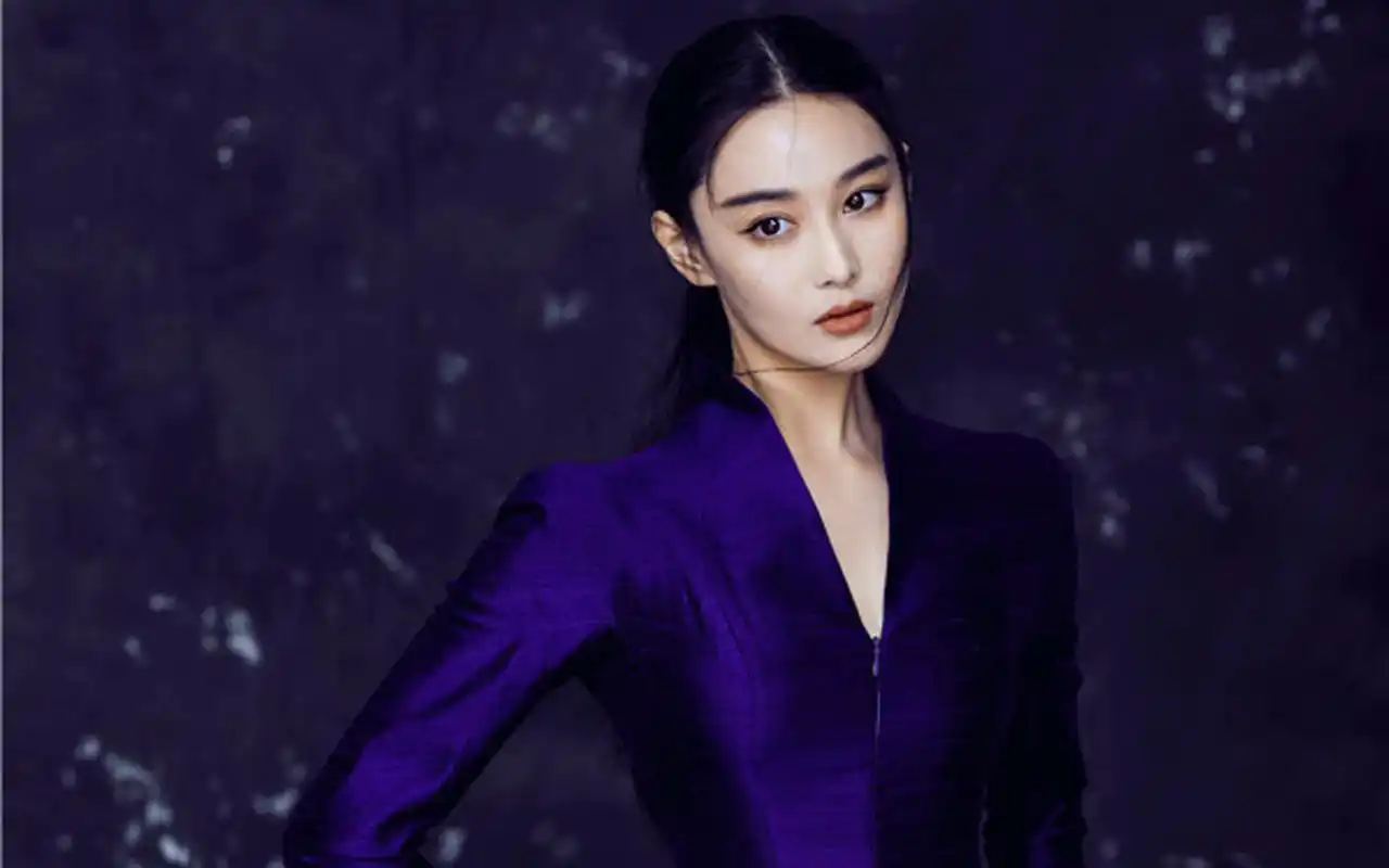 张馨予蓝色长裙典雅性感写真高清壁纸