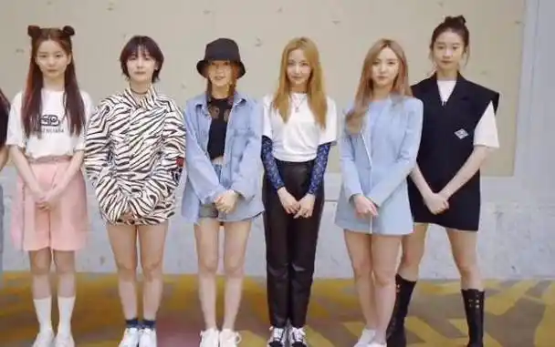 原创硬糖少女303录宣传片希林的腿像涂了粉张艺凡站姿又抢镜了