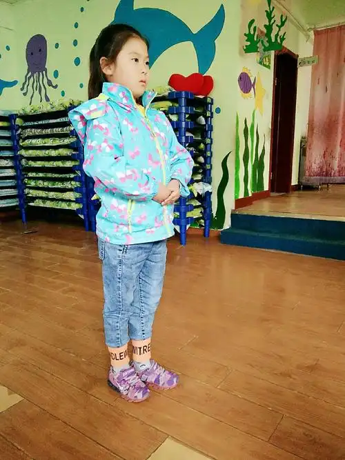 礼仪《漂亮的站姿和坐姿》