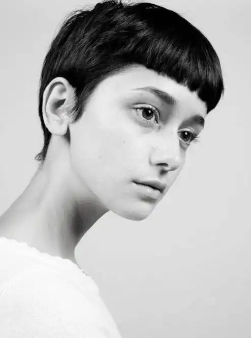 最近觉得短发,油头的女生特别好看啊.