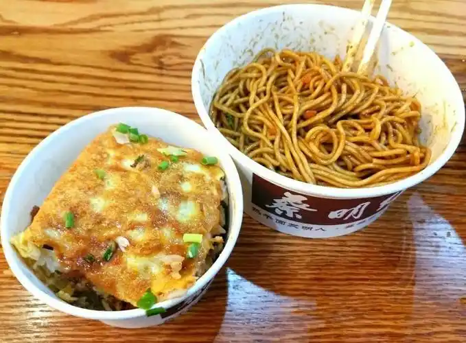 热干面,炸豆皮.武汉特色小吃,没吃过都不敢说去过武汉.