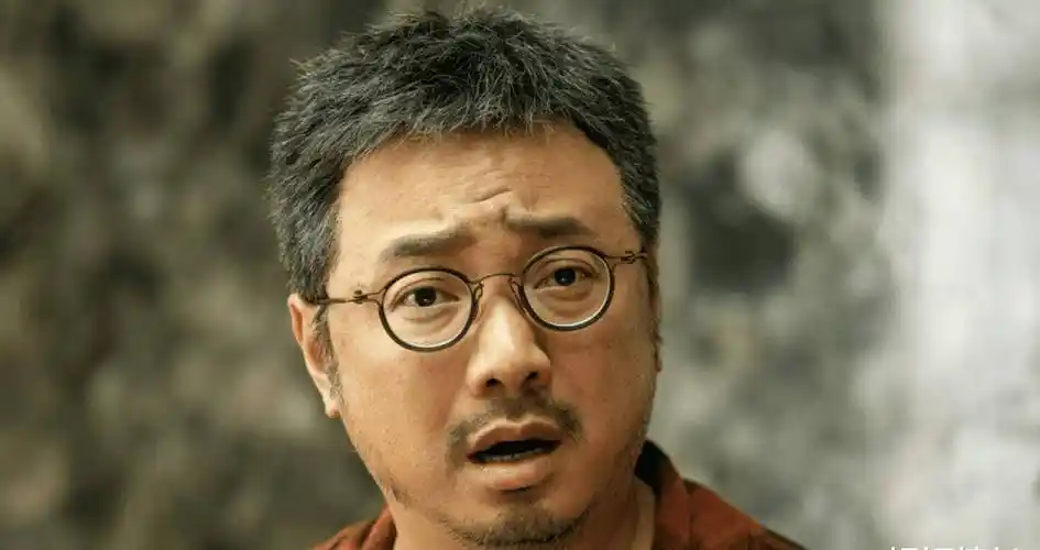 被称喜剧版"傻根",学吴京"砸家产"拍电影,血亏后转战出镜界_姜涛_徐峥
