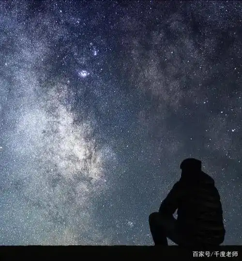 从此,河滩的夜晚常有一个仰望星空的呆子,傻傻地盯着那颗很亮的星