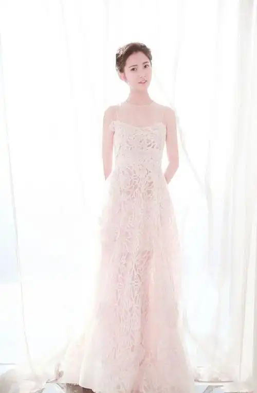 陈钰琪穿一袭镂空裙现身鼻梁像足了网红网友真的整了