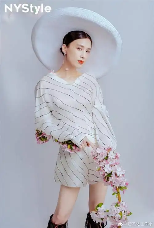 37岁黄圣依身材超赞,一身薄荷绿套装现机场,绿白搭配清新减龄!