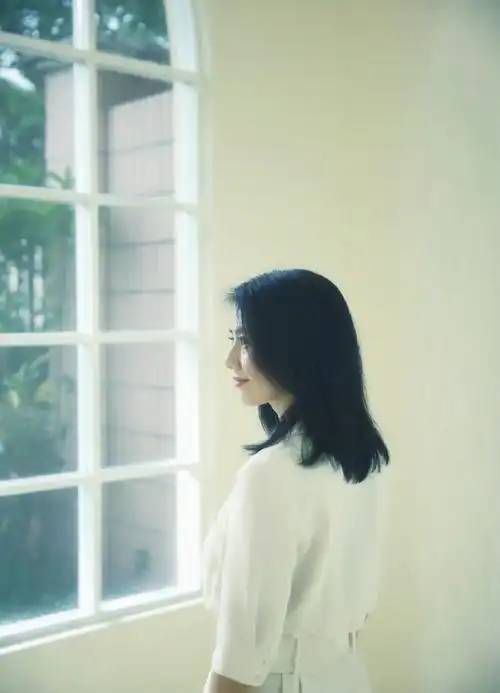 高圆圆穿白衬衫优雅大气 窗边远眺精致侧颜超迷人