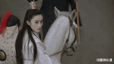 然而,时至今日,剧中由张敏饰演的赵敏回眸一笑成为永恒的经典,一句"来