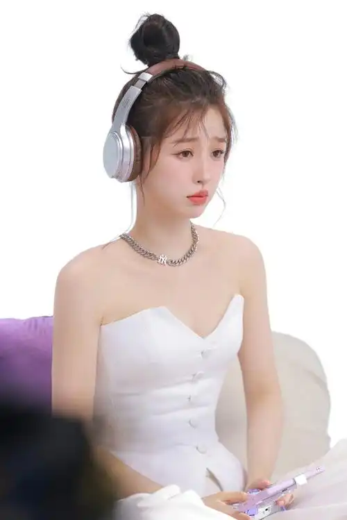 虞书欣居家丸子头发型