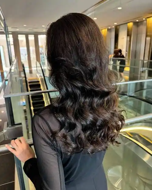 最美女发来袭:长发耳下大卷烫发,优雅时尚尽显气质