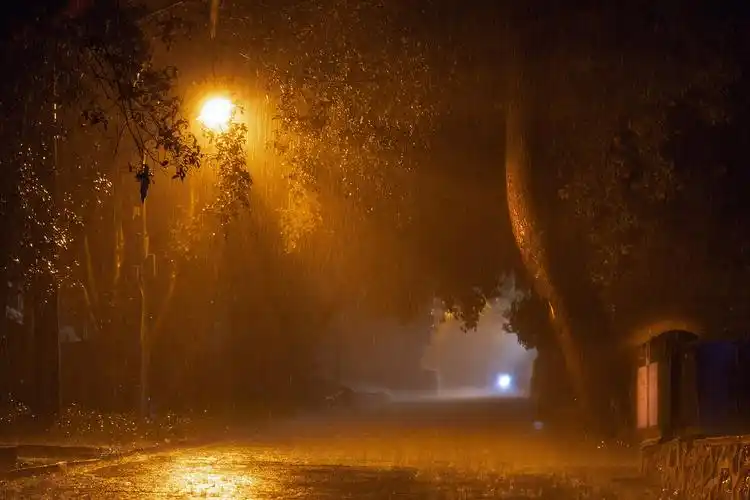 暴雨夜晚,橙色的灯光成了唯一主色调