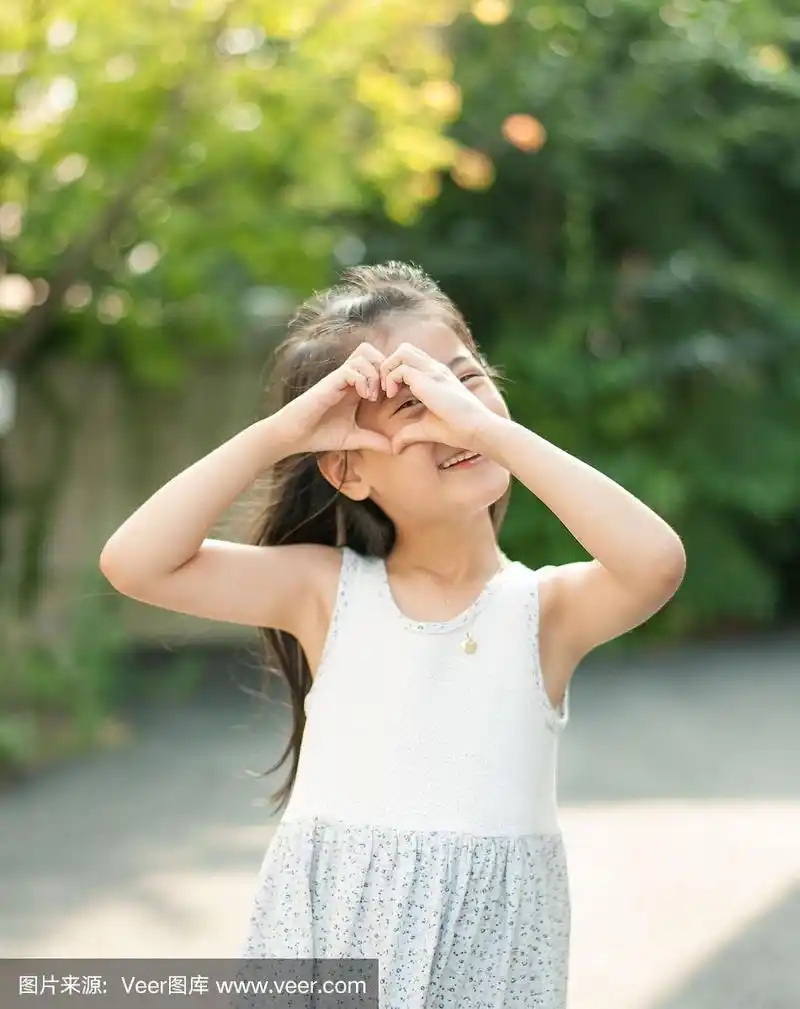 亚洲女孩双手张开,让人开怀大笑