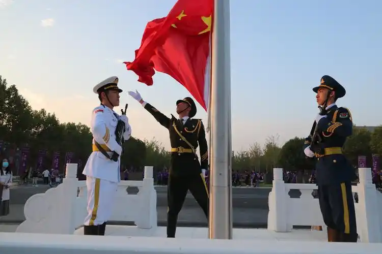 我校与金陵系列学校共同举行庆祝中华人民共和国成立71周年升旗仪式