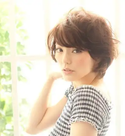 圆脸短发发型设计