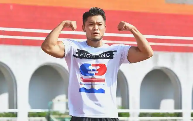 肉胖子李玖哲减肥50斤成超级肌肉型男太帅了