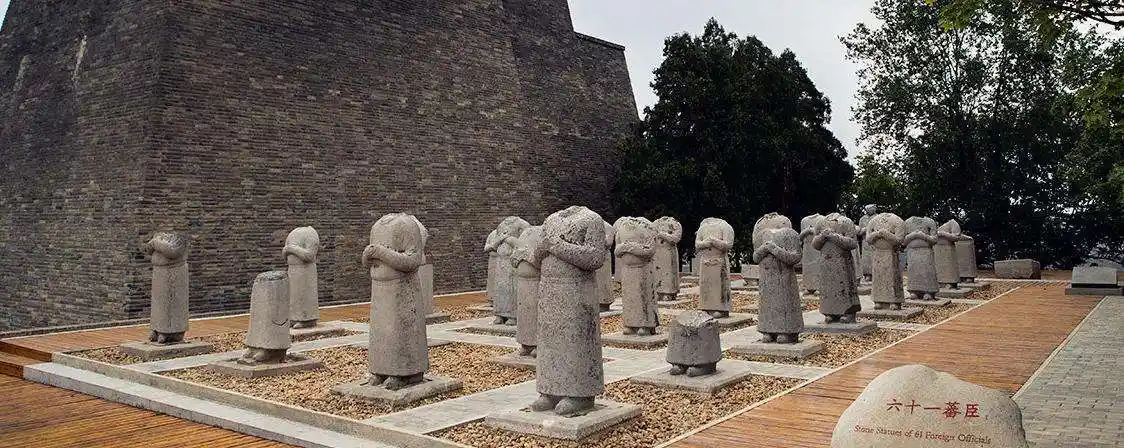 所谓乾陵中的无头石像,是指排列在乾陵朱雀门两侧的石人群像.