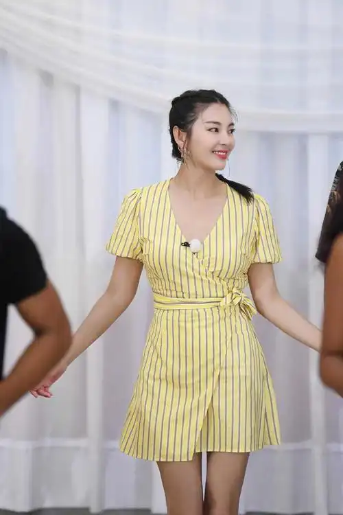 张雨绮终于换风格运动套装加花马甲似邻家少女青春活力十足