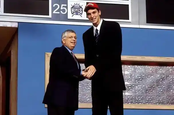 最被低估的一届新秀出了8个全明星若组12人可硬杠96和03届