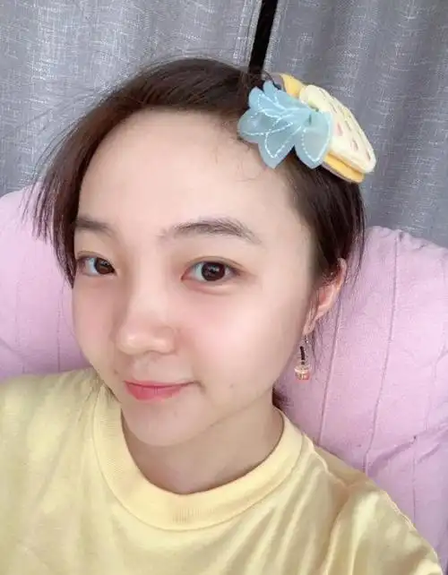 21岁林妙可晒自拍近照化淡妆皮肤白皙青春气息十足