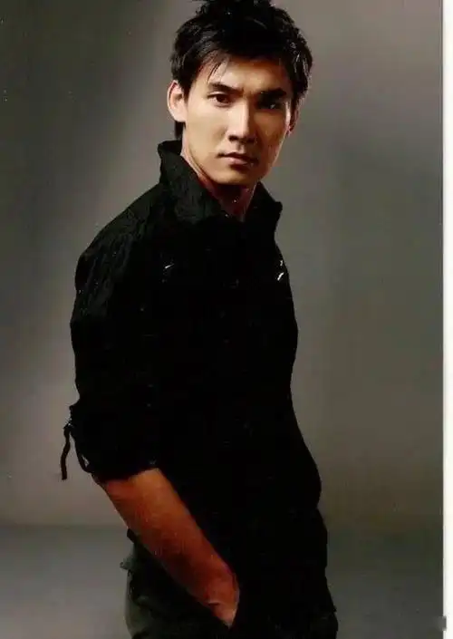 张铎个人资料简介与大自己8岁陈松伶的爱情故事