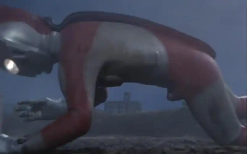 杰克奥特曼被怪兽电击刺激反应后又被外星人电击踩脖子