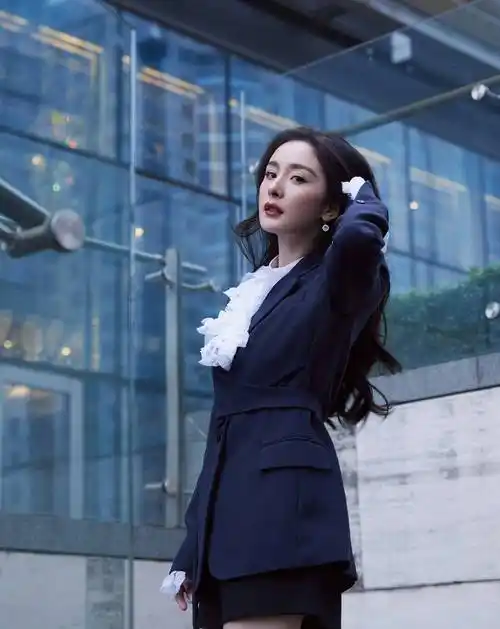 杨幂最新私服穿搭,米色毛衣搭配黑色短裤,"漫画腿"太吸睛_女生_衣服