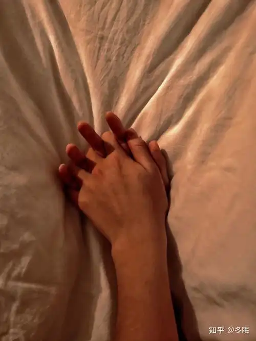 怎么假装有男朋友,想求一张牵手照片或者依稀可见背影的照片发朋友圈