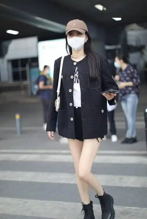 孙怡穿黑色小香风外套搭配马丁靴 挎白色手提包知性十足_黄花机场_酷