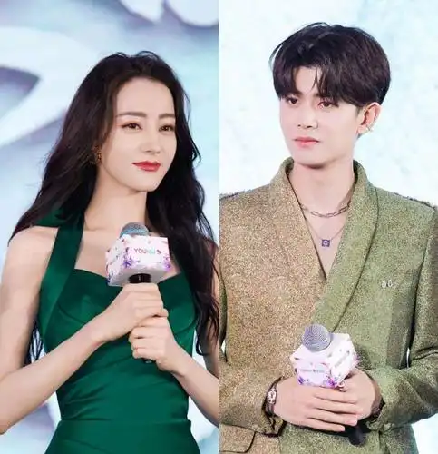 任嘉伦被迪丽热巴摸头杀,超甜!