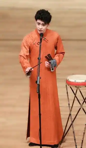 一袭长衫演绎古今,一曲大鼓传唱典故@小辫儿张云雷