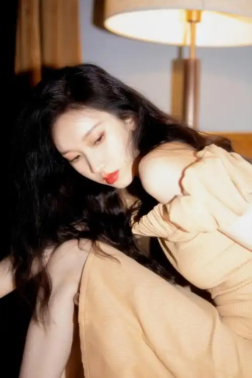 性感美女妖娆露肩撩人写真