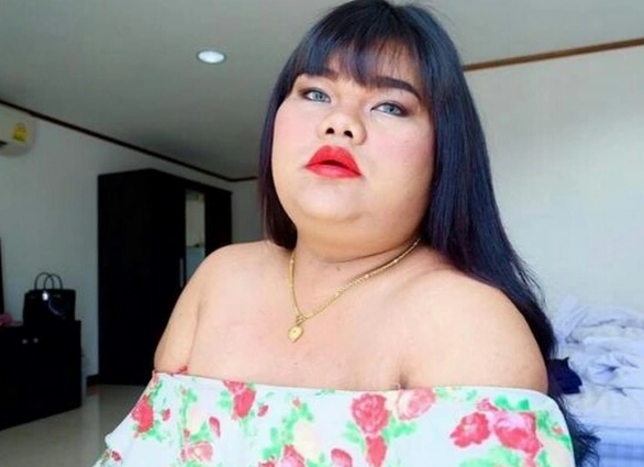 女孩长得黑胖丑,身边却有许多小鲜肉,男友更是个俊俏的小帅哥