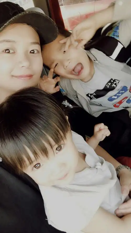 幸福的妈妈,儿女双全!