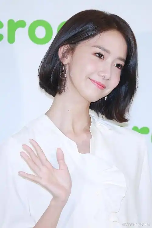 miumiu全球大使是谁:韩国女星林允儿的时尚之路