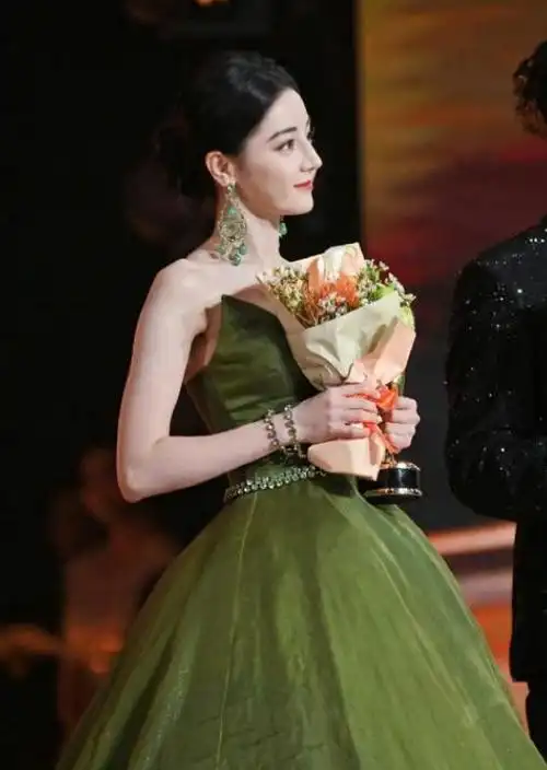 主角当然是我们的新疆美人——迪丽热巴!