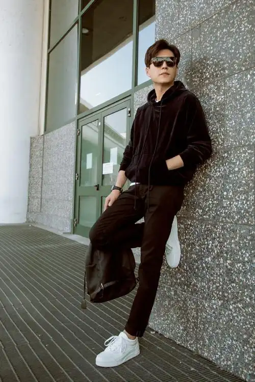 岽游记##靳东米兰时装周##靳东#潇洒飘逸,此间少年,款款而来.