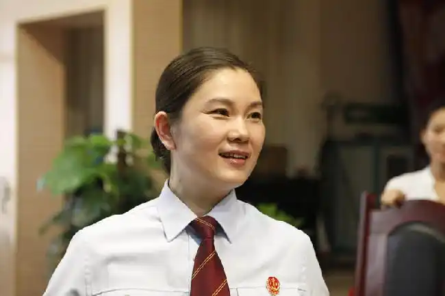 化妆师在给女法官做发型化妆师在给女法官上妆化妆师边给女法官上妆边