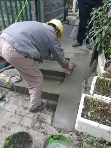 【芙蓉街社区】改造门前斜坡路 为民办事上台阶